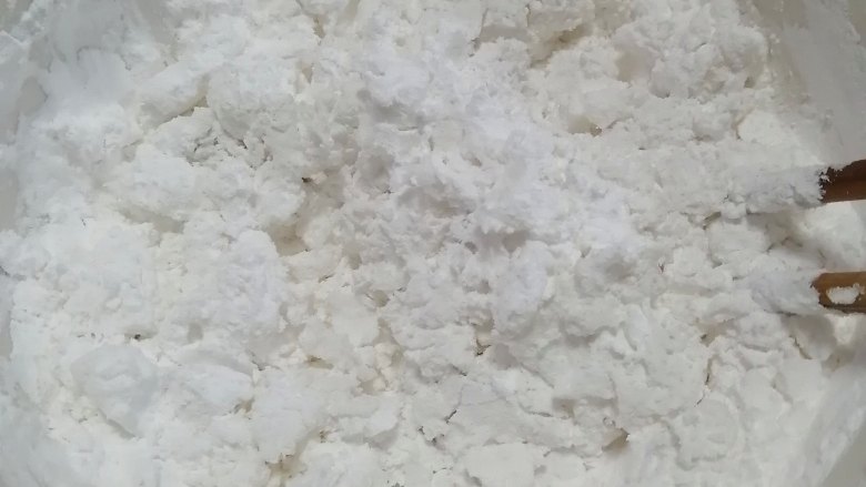 爆浆紫薯水晶饼,加入开水,搅拌成棉絮状