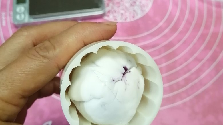 爆浆紫薯水晶饼,月饼磨具内壁刷油,放入饼坯