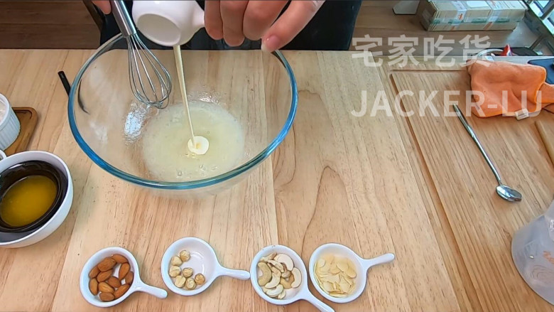 杏仁薄脆片,一口咬下去脆脆的口感非常好,简单而且超级快手。,加入<a style='color:red;display:inline-block;' href='/shicai/ 8197'>淡奶油</a>10克,搅拌均匀。