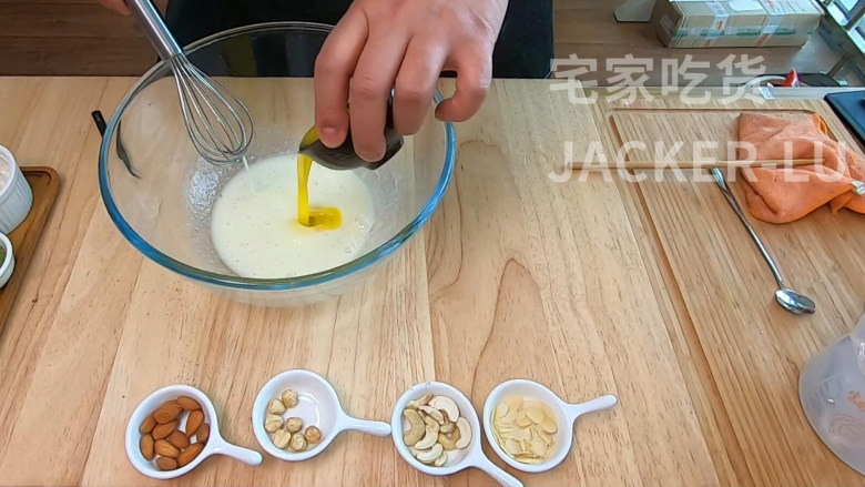 杏仁薄脆片,一口咬下去脆脆的口感非常好,简单而且超级快手。,加入无盐黄油40克,搅拌均匀。