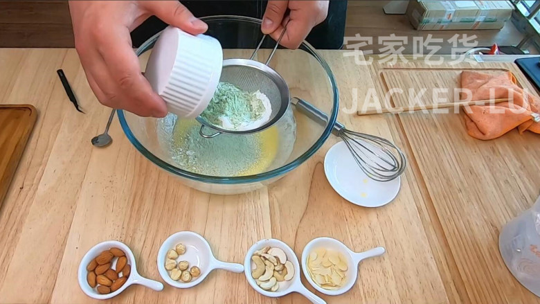 杏仁薄脆片,一口咬下去脆脆的口感非常好,简单而且超级快手。,<a style='color:red;display:inline-block;' href='/shicai/ 548'>低筋面粉</a>40克、抹茶粉3克、先混合均匀,然后过筛一下。