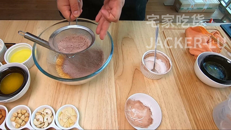 杏仁薄脆片,一口咬下去脆脆的口感非常好,简单而且超级快手。,同样过筛一下。
