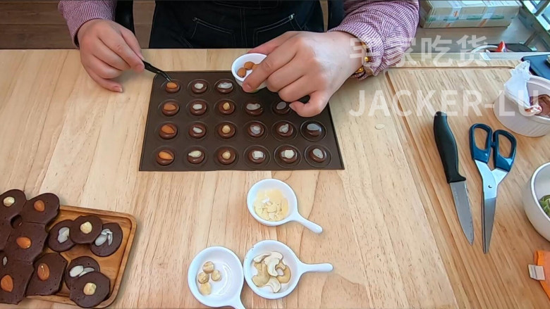 杏仁薄脆片,一口咬下去脆脆的口感非常好,简单而且超级快手。,在挤好的可可面糊上面,放上各种果仁。
