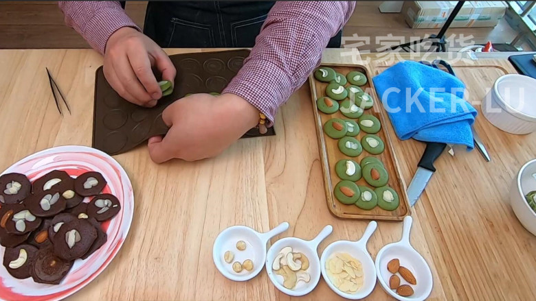 杏仁薄脆片,一口咬下去脆脆的口感非常好,简单而且超级快手。,烤完的杏仁薄脆片,取出放凉后最好密封保存。