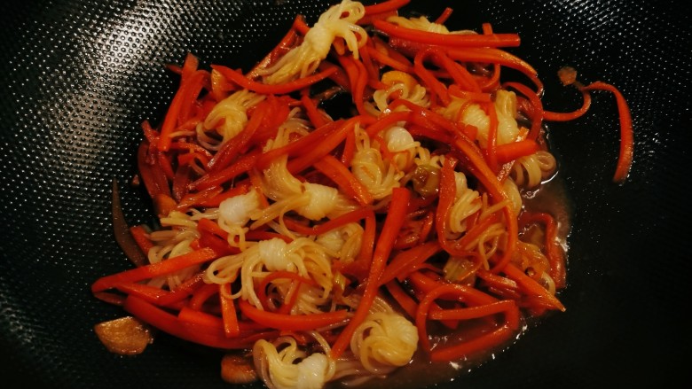 红烧魔芋,翻炒入味,收紧汤汁。