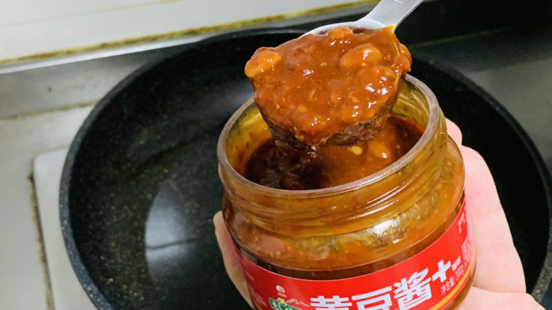 红烧魔芋,锅中热油,加入两勺黄豆酱。