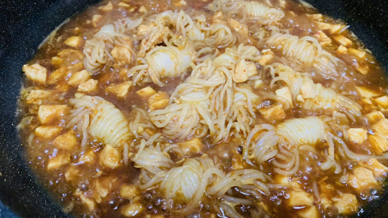 红烧魔芋,煮10分钟后,开盖转大火。