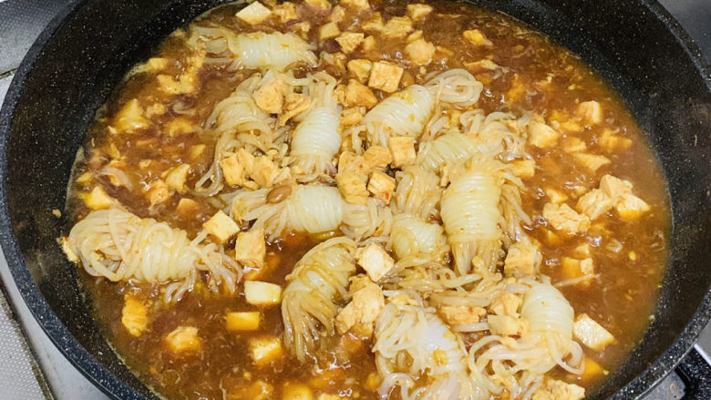 红烧魔芋,大火煮开后转小火,焖煮10分钟。