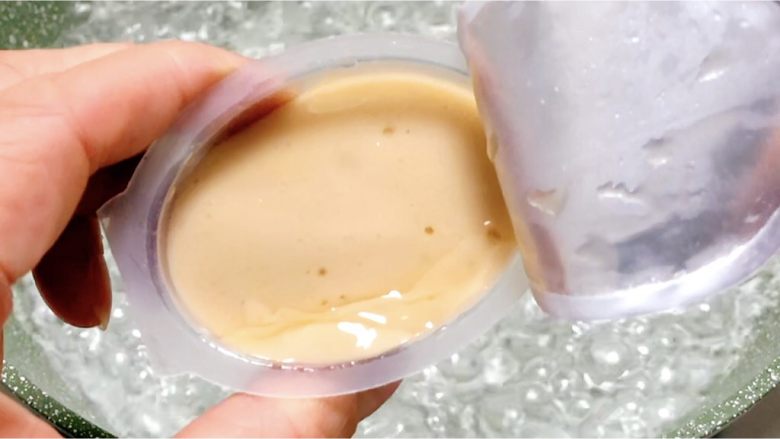 三鲜面,锅里水开,加入一颗浓汤宝