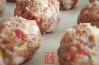 藤椒味儿的彩蔬牛肉丸,你绝对没有吃过,10、用手捏出一个个的圆圆的丸子。