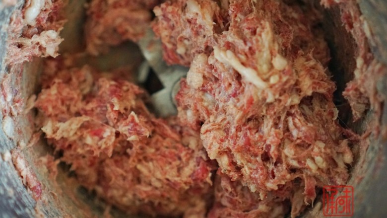 藤椒味儿的彩蔬牛肉丸,你绝对没有吃过,7、用料理机高速打碎,让肉和酱料充分融合在一起。