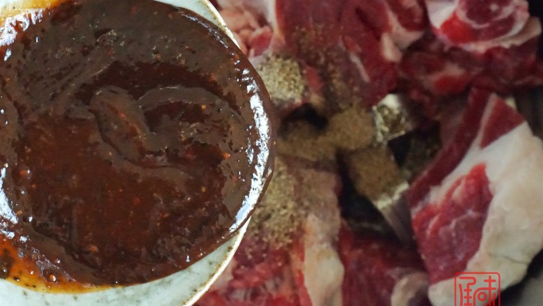 藤椒味儿的彩蔬牛肉丸,你绝对没有吃过,5、加入<a style='color:red;display:inline-block;' href='/shicai/ 7633'>黑胡椒酱</a>。