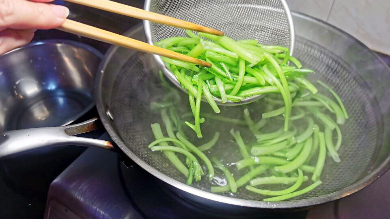 凉拌茼蒿,断生后,马上取出