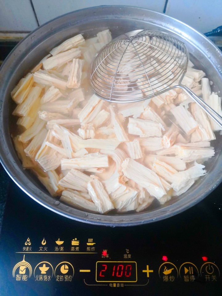 自制辣条(超简单,以后再也不用买辣条了),把泡好的腐竹切成小段,倒入锅中煮几分钟