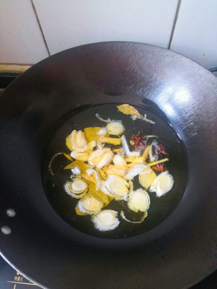 自制辣条(超简单,以后再也不用买辣条了),起锅烧油,把葱姜蒜八角香叶炸香