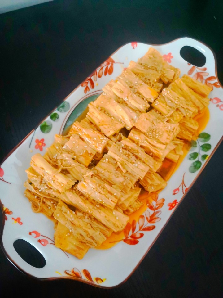 自制辣条(超简单,以后再也不用买辣条了),出锅,一道美味的辣条就做好了,喜欢吃辣条的朋友赶快做起来吧
