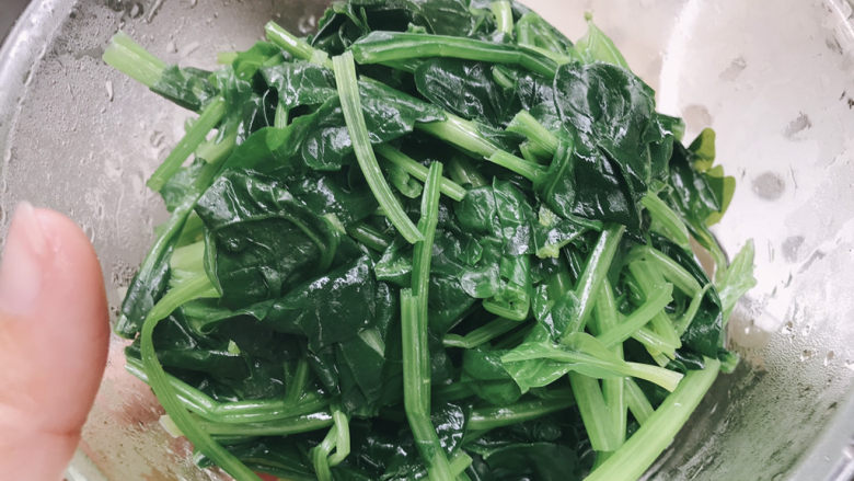 菠菜花生米,捞起,待冷却后挤干水分
