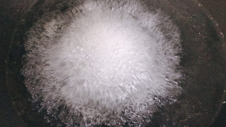 菠菜花生米,锅中烧一锅水,加入适量油