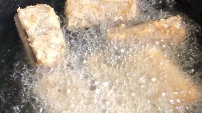 茄汁带鱼,油热一个个放入带鱼