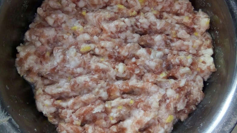 茴香白菜饺子,猪肉剁馅,加盐、料酒、姜粒拌匀。