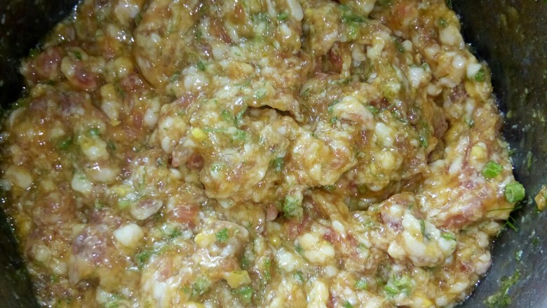 茴香白菜饺子,白菜剁碎,挤水后拌入<a style='color:red;display:inline-block;' href='/shicai/ 34374'>猪肉馅</a>中。