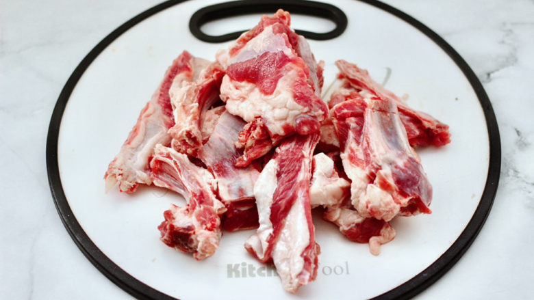 手抓羊肉,把<a style='color:red;display:inline-block;' href='/shicai/ 330'>羊排</a>剁成自己想要的大小块状。