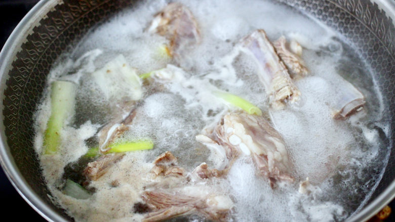手抓羊肉,大火煮沸后继续煮5分钟关火,捞出过冷水洗净。