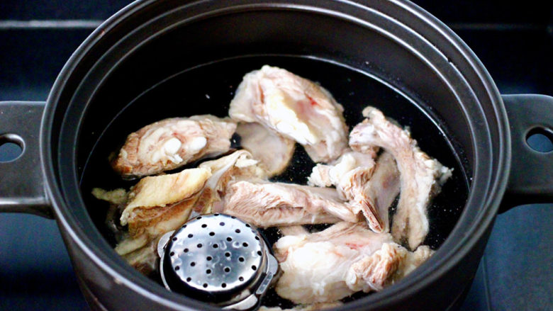 手抓羊肉,把羊排放入砂锅里,倒入漫过羊排的清水,放入提前备好的调料。