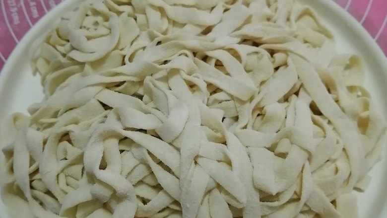 番茄鸡蛋面条,做饺子皮剩下的面团，做了<a style='color:red;display:inline-block;' href='/shicai/ 526'>面条</a>
