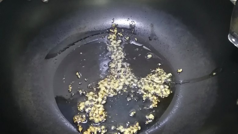 番茄鸡蛋面条,热锅入油，爆香姜末