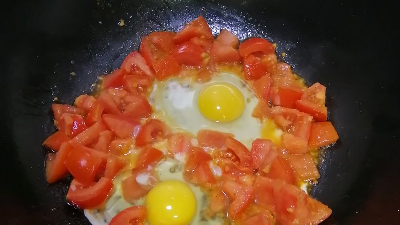 番茄鸡蛋面条,打入鸡蛋