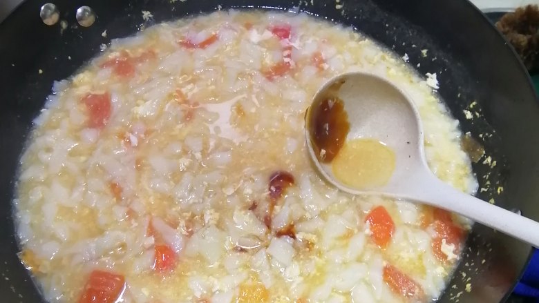 番茄鸡蛋面条,煮至面条熟，加入盐和<a style='color:red;display:inline-block;' href='/shicai/ 721'>蚝油</a>调味即可