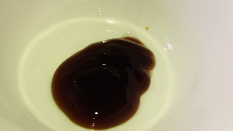 椒盐杏鲍菇,取一个碗,加蚝油