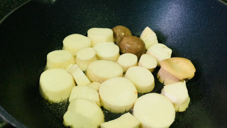 椒盐杏鲍菇,加入杏鲍菇,铺平