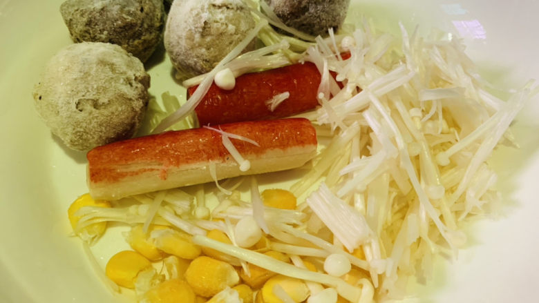 三鲜面,准备配料,牛肉丸、蟹肉棒、金针菇、<a style='color:red;display:inline-block;' href='/shicai/ 4802'>玉米粒</a>等