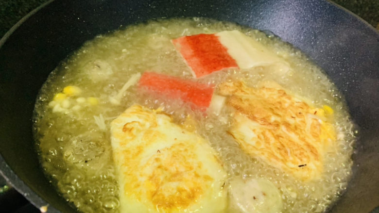 三鲜面,大火煮开配料,转中小火熬一会汤