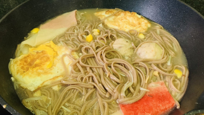 三鲜面,搅拌均匀调料,起锅