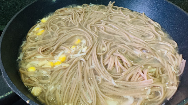 三鲜面,加入捞好的面条,再煮5分钟