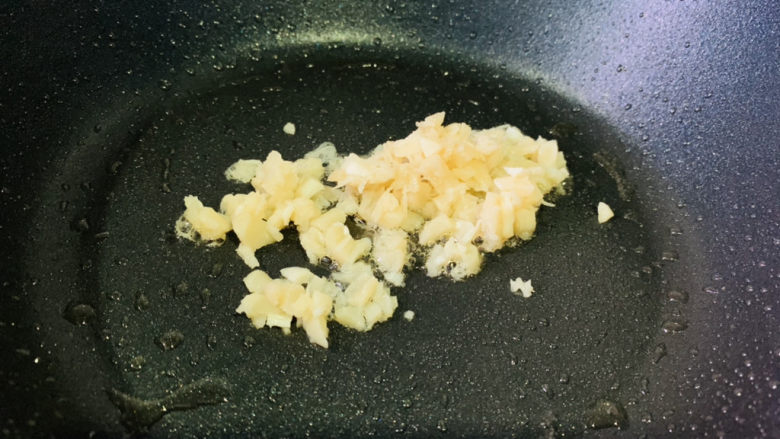 三鲜面,将泡好的瑶柱,切末,加入锅内