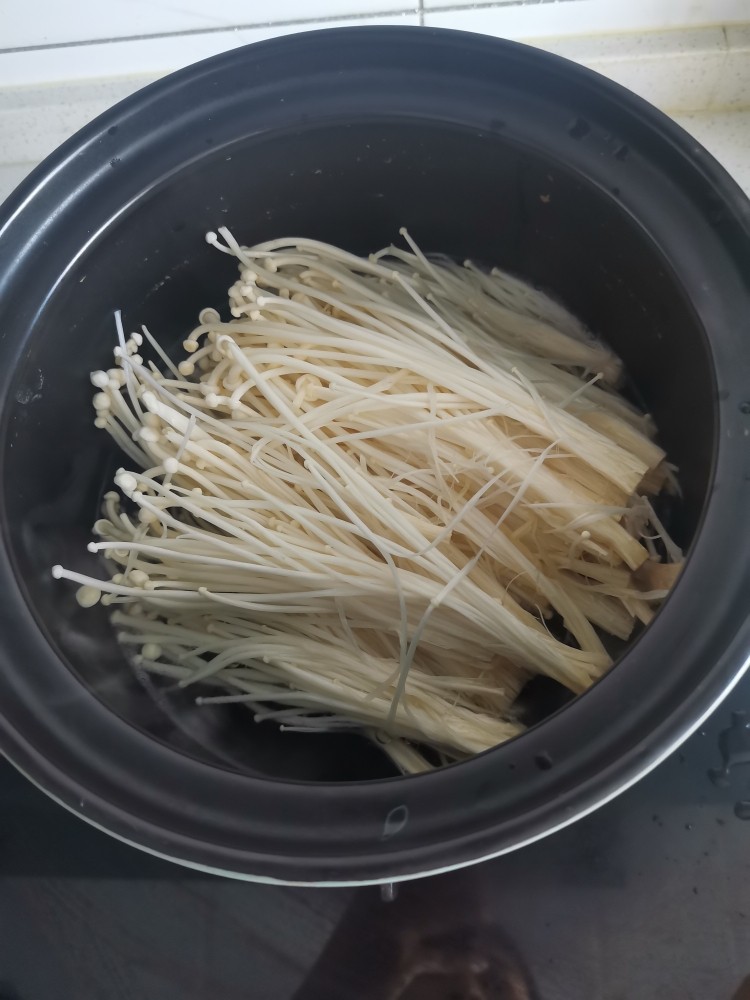 麻辣金针菇,洗干净，锅中烧水，焯水