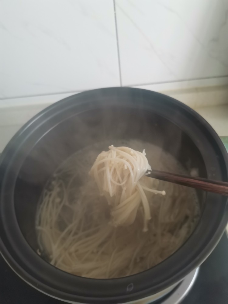 麻辣金针菇,焯水2分左右