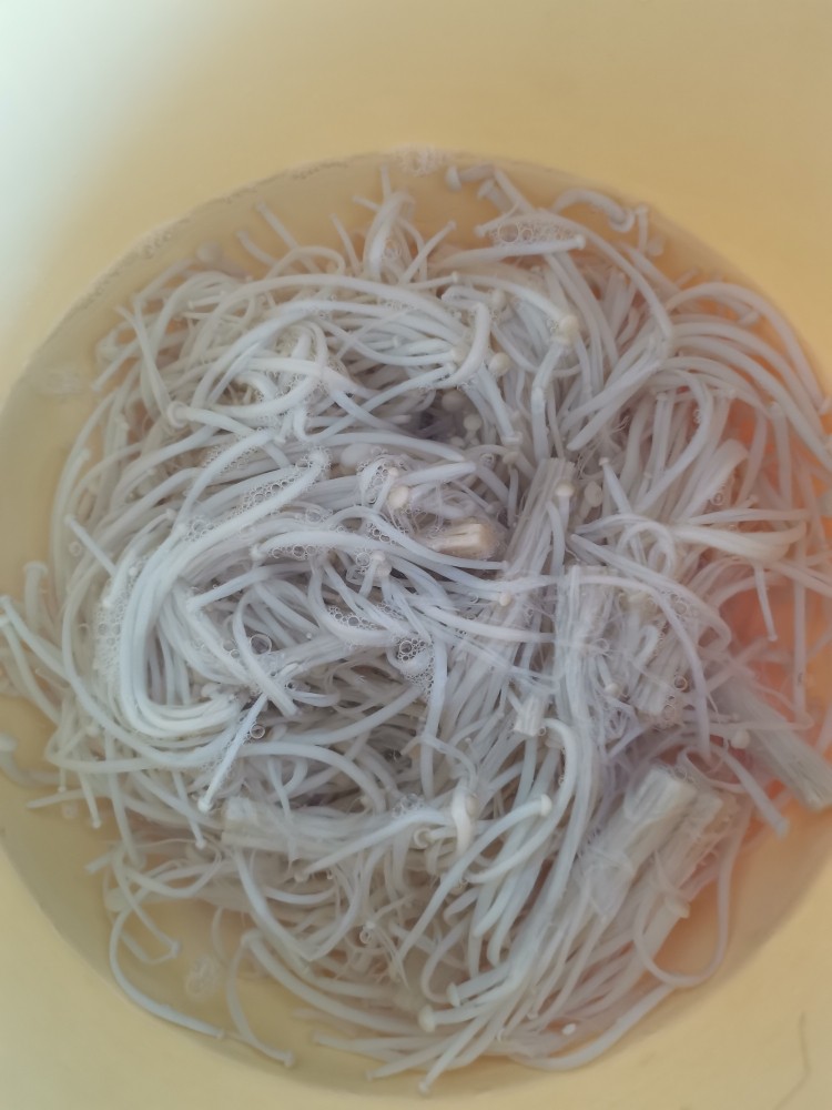 麻辣金针菇,捞出过冷水