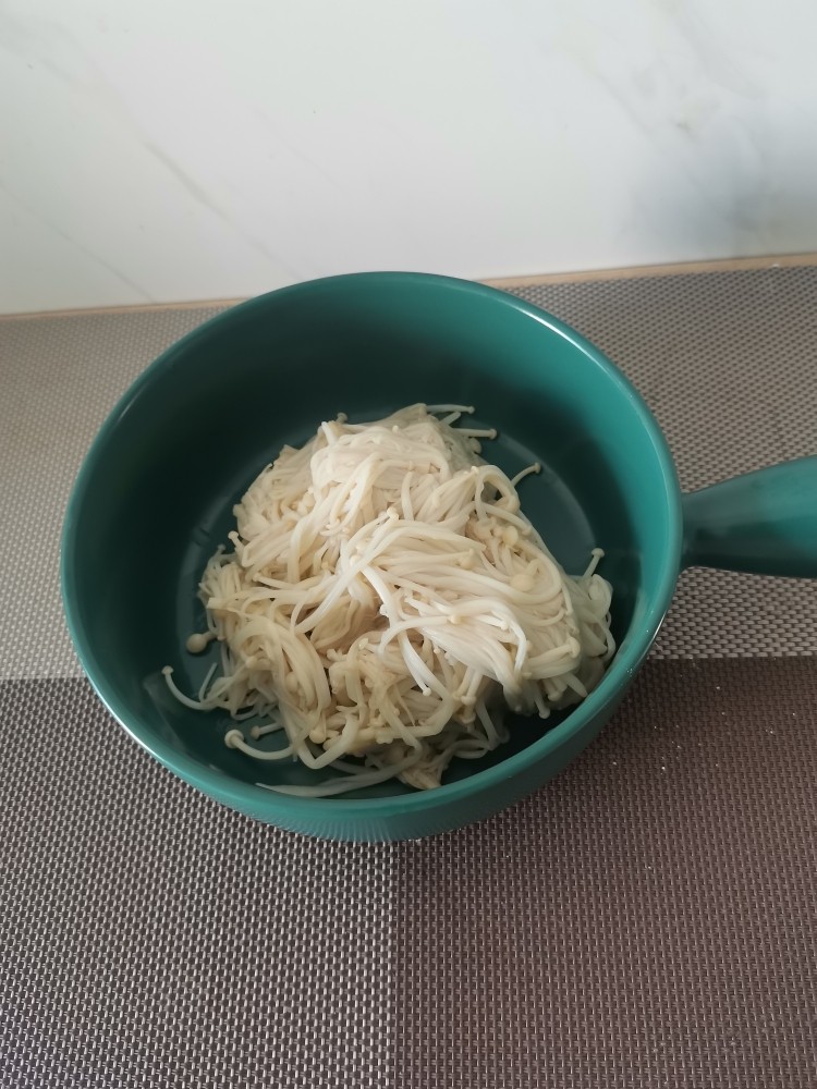麻辣金针菇,挤干水份，放到碗中