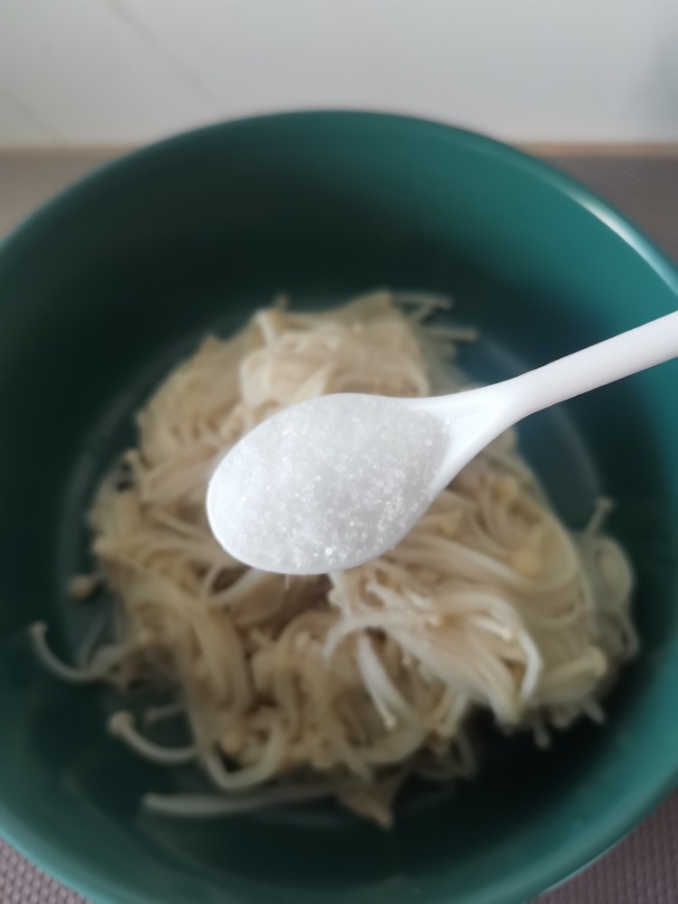 麻辣金针菇,加入盐