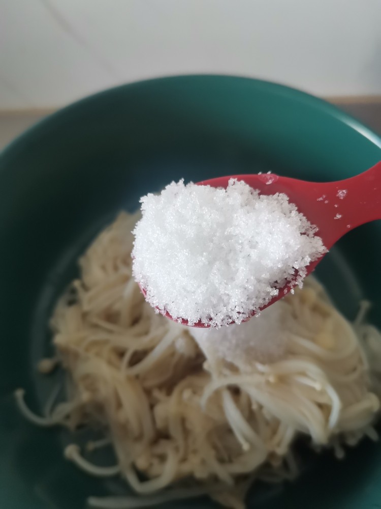 麻辣金针菇,加入<a style='color:red;display:inline-block;' href='/shicai/ 3729'>白糖</a>