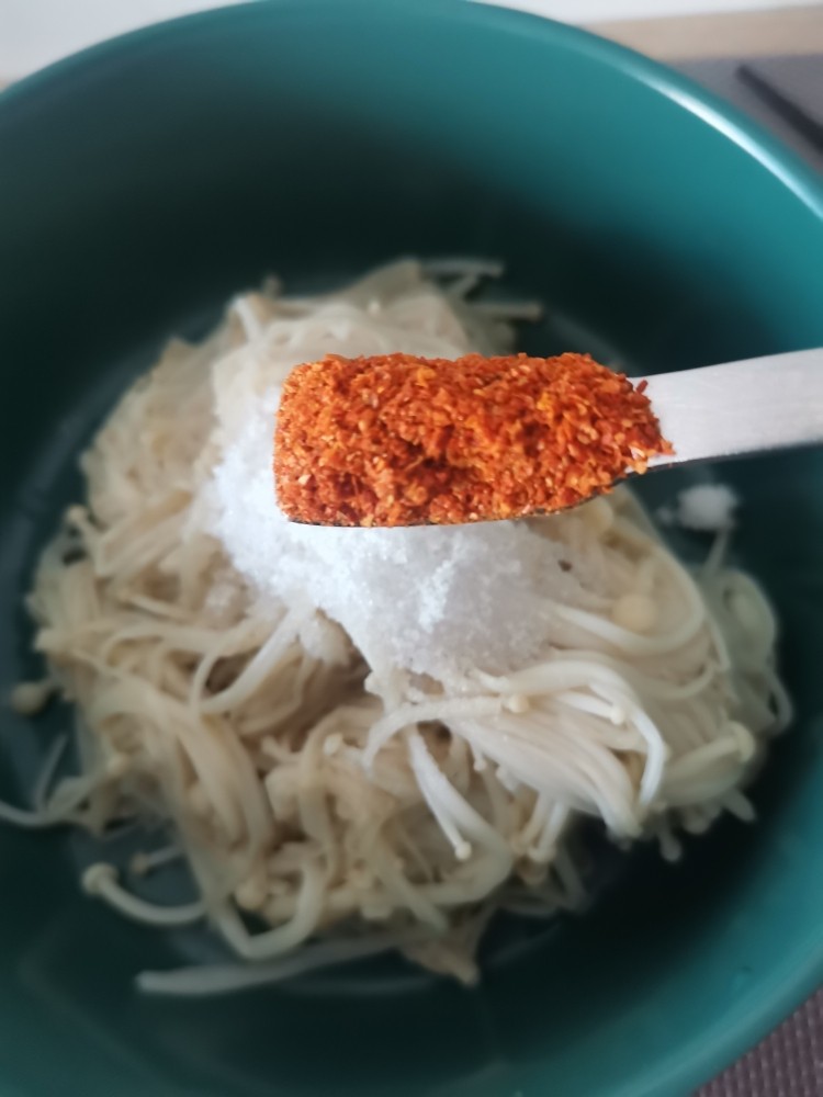 麻辣金针菇,加入辣椒粉