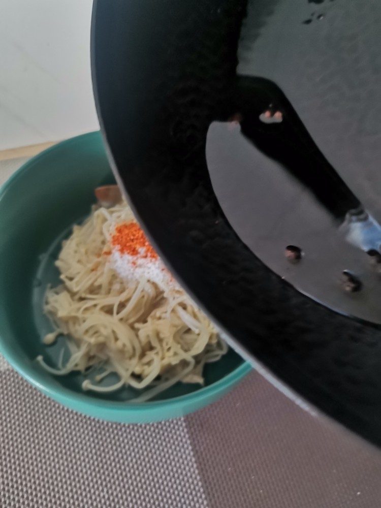 麻辣金针菇,浇到金针菇上