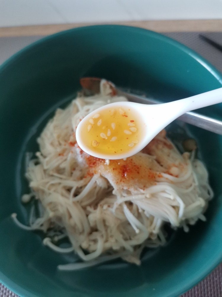 麻辣金针菇,加入红油，<a style='color:red;display:inline-block;' href='/shicai/ 5506'>麻油</a>