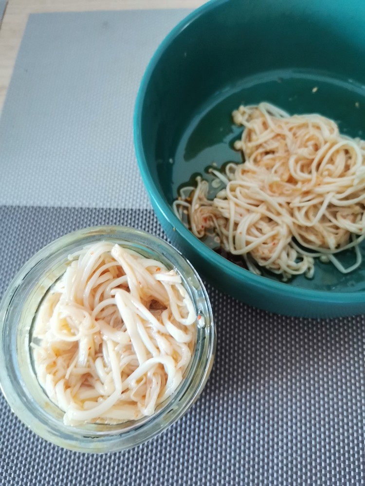 麻辣金针菇,拌匀