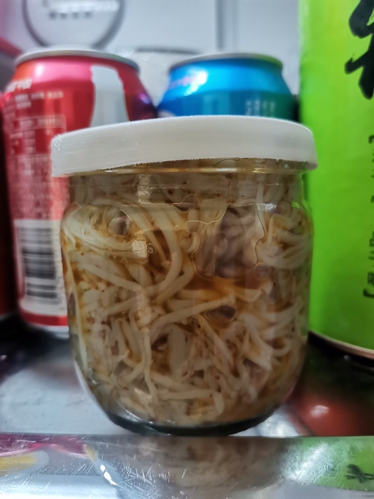 麻辣金针菇,放入玻璃瓶中冰箱冷藏一夜